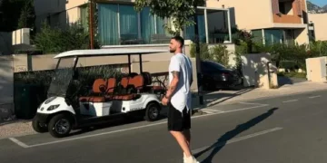 Armando Sadiku rikthehet në Shqipëri, zgjedh jugun për pushime