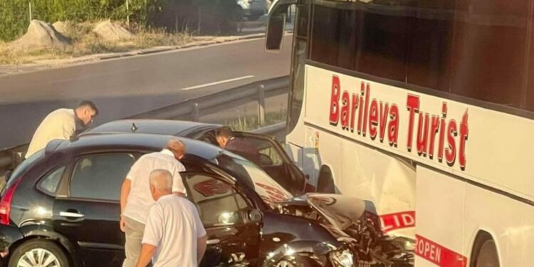 Aksident trafiku me tre të lënduar në Komoran, pamje nga vendi i ngjarjes