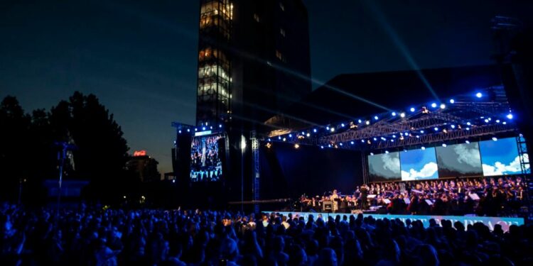 Mbi 200 muzikantë performuan në sheshin “Skënderbeu” në nder të çlirimit të Kosovës dhe pavarësisë së ShBA-së