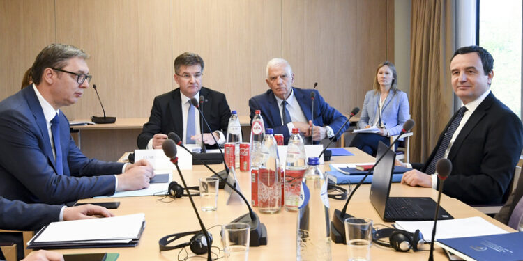 Zëdhënësja e KE-së: Kosova dhe Serbia rrezikojnë humbjen e mundësive nga Plani i Rritjes, nëse s’kanë progres në dialog