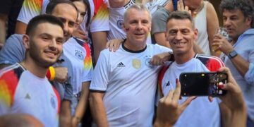 Rohde i ngjyrosur me flamuj- “Faleminderit Kosovë për mbështetjen ndaj ekipit të Gjermanisë”