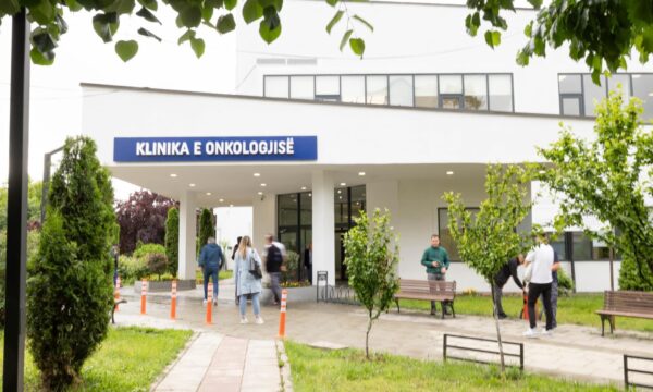 Kurti publikon pamje brenda Klinikës së Onkologjisë: Sot është krejt tjetër – së shpejti do t’i shtohen edhe 50 shtretër