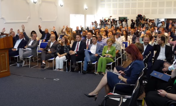 Opozita dështon të tërheqë projektligjet për KPK, KPM dhe Zyrtarët Publikë nga rendi