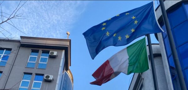Ambasada e Italisë: Kosovës i rekomandohet heqja graduale e masave të vendosura