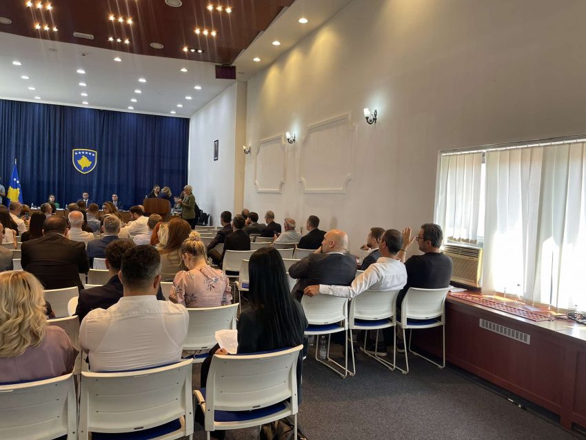 Votimi i Projektligjit për zyrtarët publikë shtyhet për një seanc tjeter