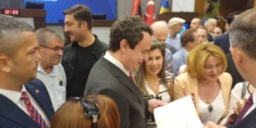 Kurti takohet me mërgatën dhe përfaqësues të shoqatave shqiptare në Turqi
