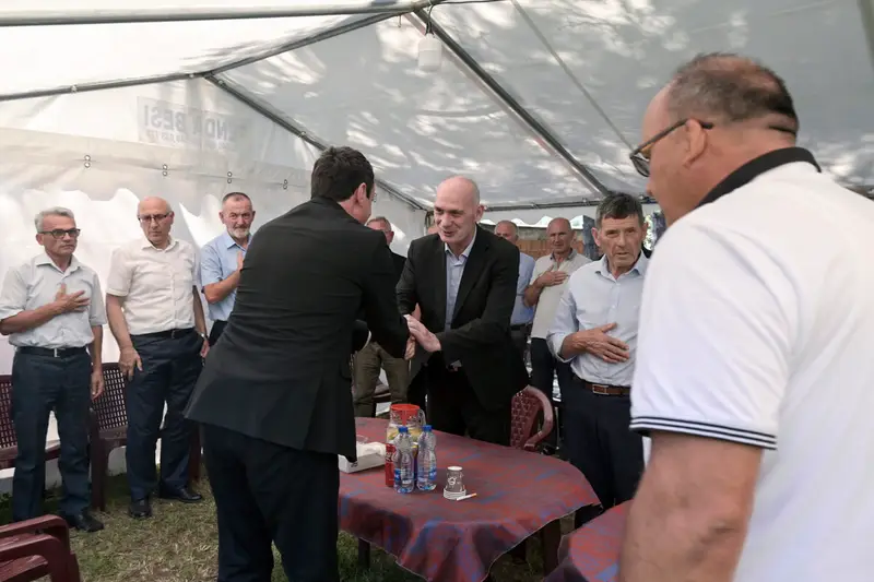 Kurti shkon për ngushëllime në familjen e Fatmir Humollit