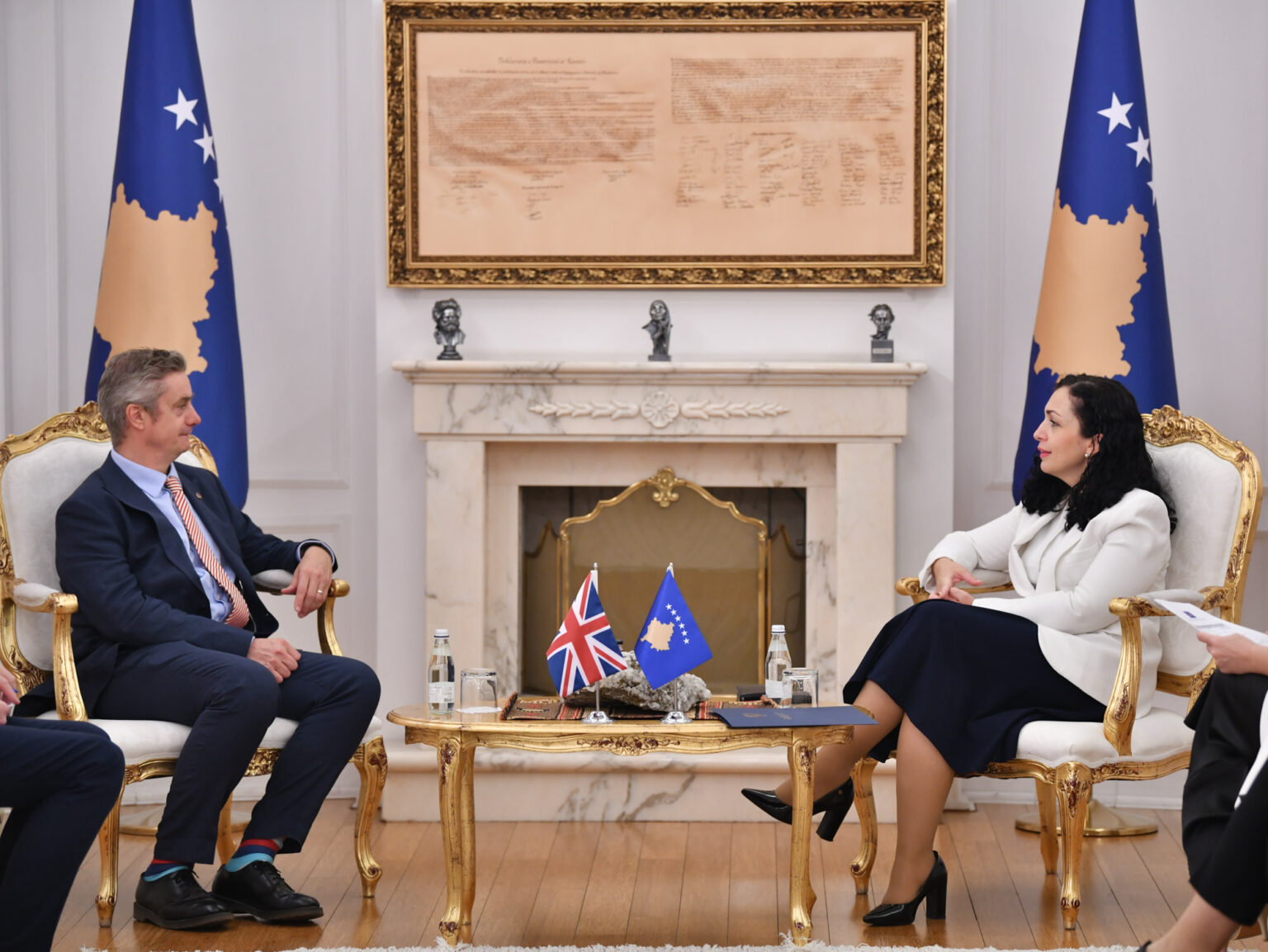 Osmani takohet me ambasadorin britanik
