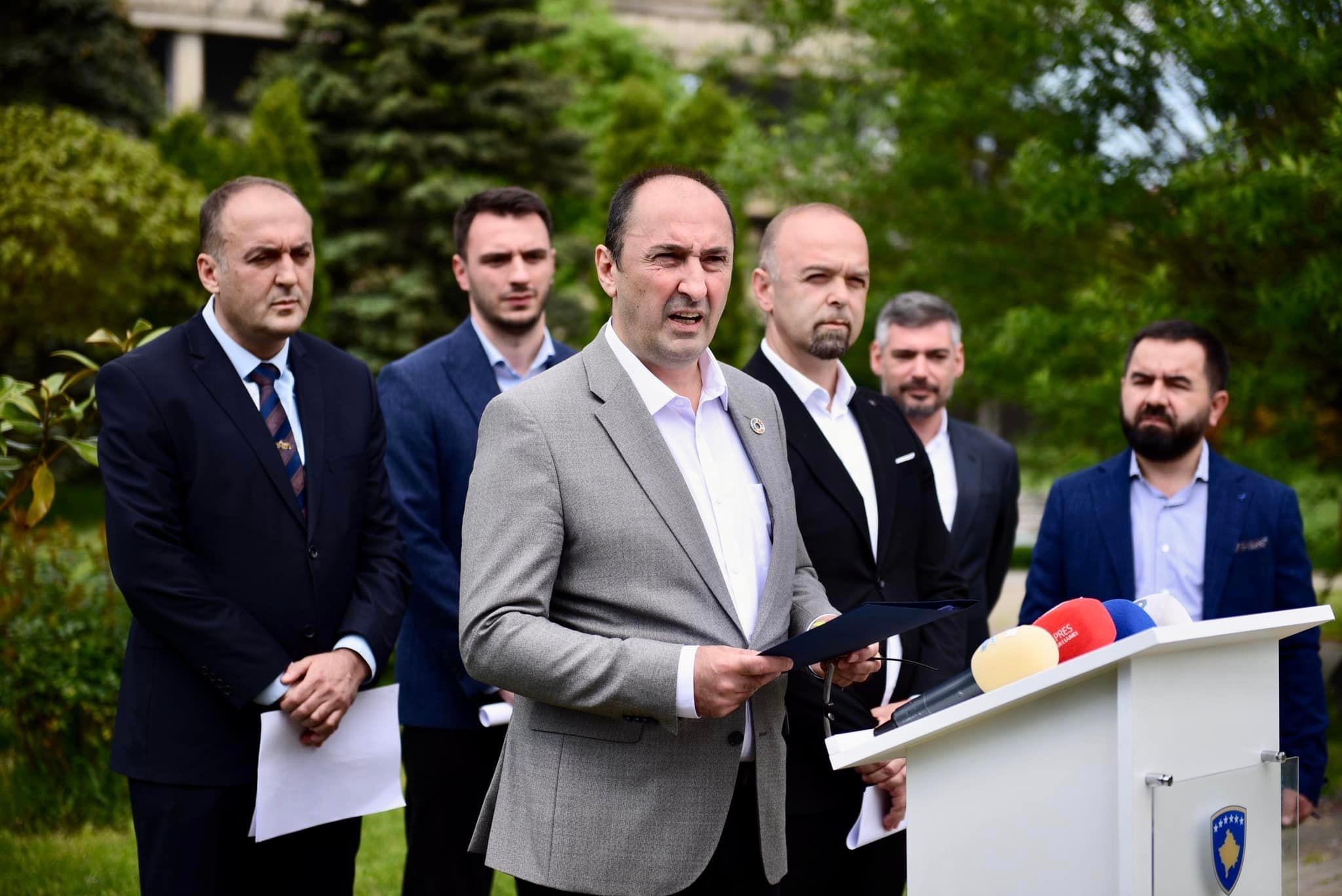 Një lajm i mirë për mijëra qytetarë që blenë banesa pa legalizim, ministri Aliu: ‘Kjo kosto iu hiqet qytetarëve’