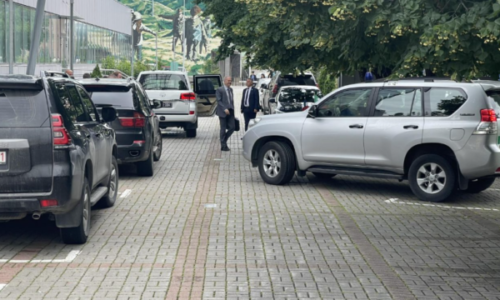 Takim i rëndësishëm: Ambasadorët e QUINT vizitojnë Qeverinë për bisedime me Kurtin