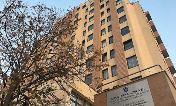 MPJ thotë se po ndjek nga afër zhvillimet për vr@sjen e policit, thirrje mërgimtarëve të shmangin lëvizjen përmes Serbisë