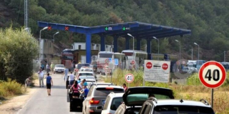 Kolonat në kufirin Serbi- Kosovë, pritja deri në 1 orë te “Dheu i Bardhë”