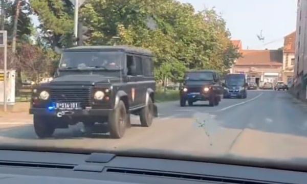 Taksisti zbulon detajet e transportit të të dyshuarit për vr@sjen e policit serb para policisë.