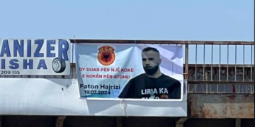 Dy duar për një kokë e kokën për atdhe”-Vendosen pankarta me figurën e Faton Hajrizit në Podujevë