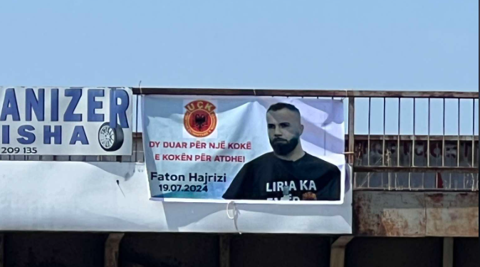 Dy duar për një kokë e kokën për atdhe”-Vendosen pankarta me figurën e Faton Hajrizit në Podujevë