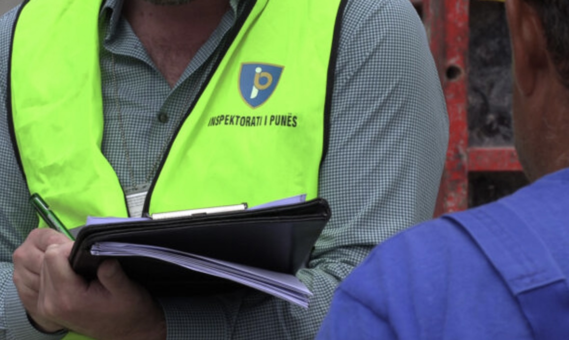 Inspektorati në terren – gratë shtatzëna e punëtorët e ndërtimtarisë u kapën duke punuar, përkundër vendimit të MSh-së