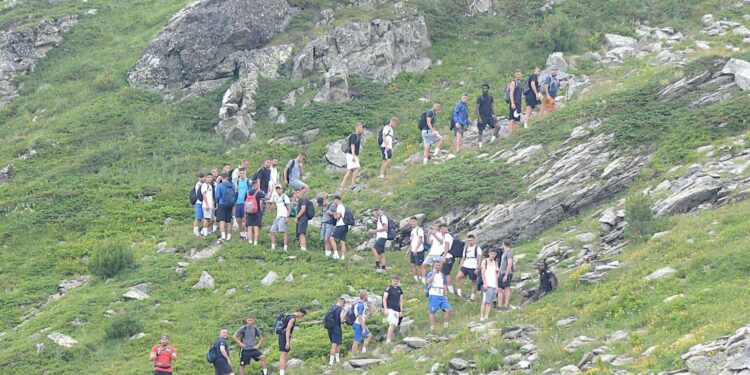 PAMJE | Trajneri francez i Prishtinës ndryshe nga të tjerët, i çon lojtarët e tij në “hiking”