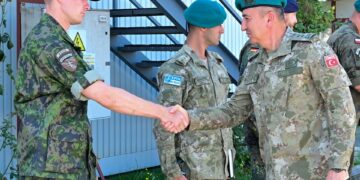 Komandanti i KFOR-it viziton kampin në Novosellë, njoftohet për aktivitetet përgjatë vijës kufitare