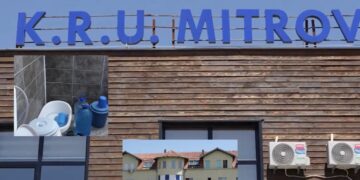 Ujësjellësi i Mitrovicës i lë pa ujë 18 familje të banimit social, pa mëshirë as për shkak të nxehtit ekstrem!
