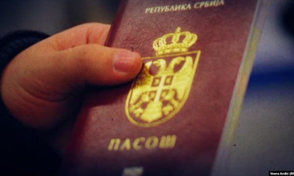 Heqja e vizave për serbët me pasaporta ilegale – VV fajëson BE’në, AAK e sheh si cenim të sovranitetit