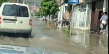 Qytetarët e Rahovecit dalin zbathur për ta larguar ujin – pusetat e mbyllura