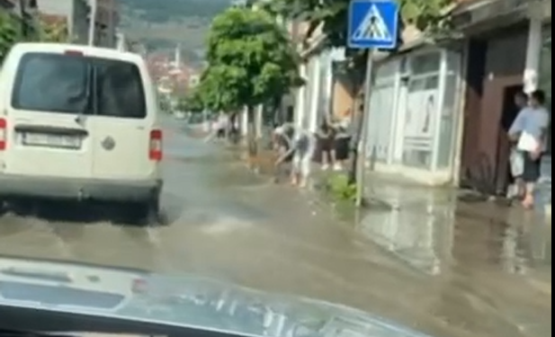 Qytetarët e Rahovecit dalin zbathur për ta larguar ujin – pusetat e mbyllura