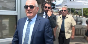 “Ju ftoj edhe juve me pi kafe”: Sveçla e quan të zakonshme vizitën në veri me policë të armatosur