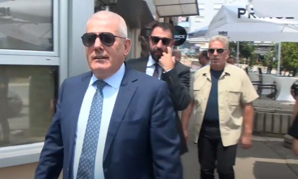 “Ju ftoj edhe juve me pi kafe”: Sveçla e quan të zakonshme vizitën në veri me policë të armatosur