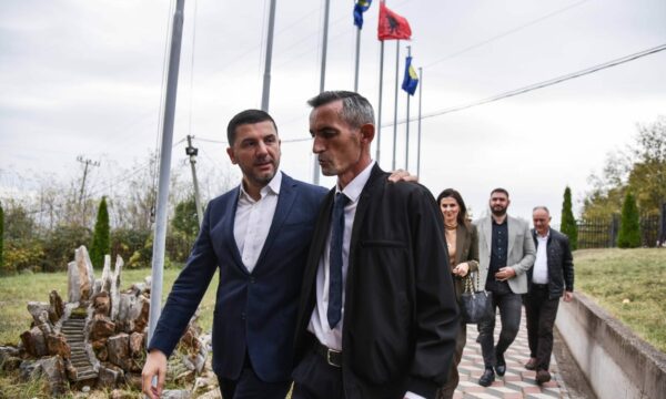 Djegia e veturave në Zveçan, kryetari Peci ankohet që s’po i ofrohet mbrojtje meqë vjen nga PDK, reagon edhe vetë partia