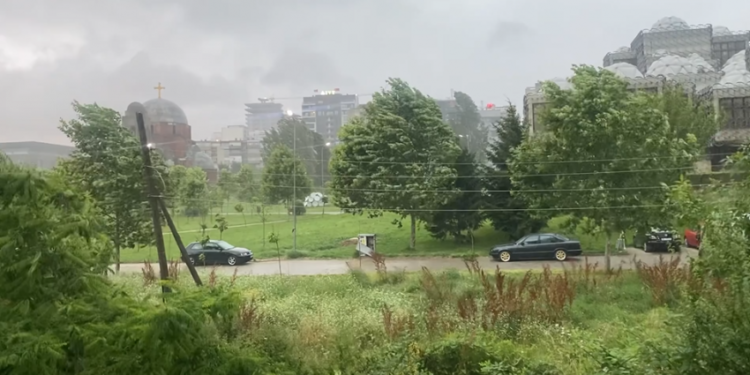 IHMK: Sot priten stuhi e rrufe, shmangni shëtitjet në natyrë