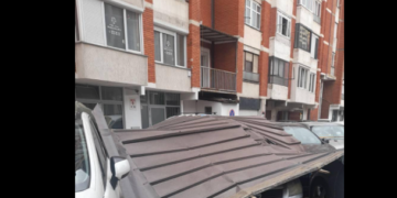 Llamarina e kulmit bie mbi makina në Prishtinë