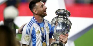 Messi u bë lojtari më i trofeshëm në histori të futbollit