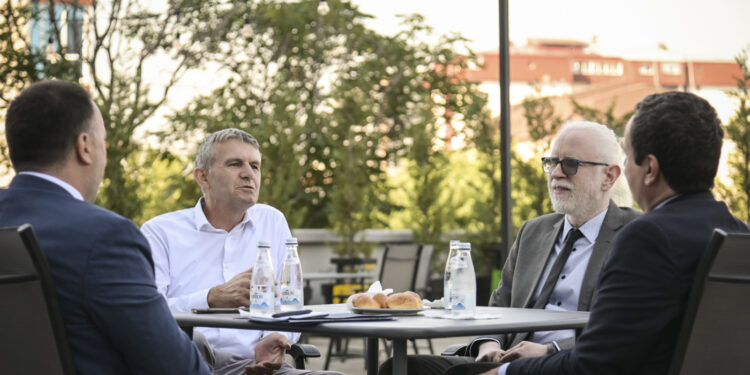 Kurti e përgëzon ud.drejtorin dhe ekipin e e ASK-së për procesin e regjistrimit të popullsisë