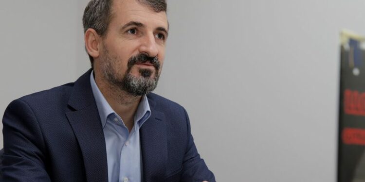 Tallava kryeministër, tallava qeveri”/ Miftaraj reagon pas vendimit të KE-së për vizat për serbët: ‘Suksesi’ i radhës i Kurtit, Gërvallës e Bislimit