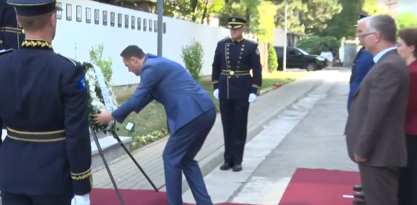 Konjufca, Sveçla, Gërvalla e Bislimi bëjnë homazhe pranë lapidarit të policëve të rënë në kryerje të detyrës