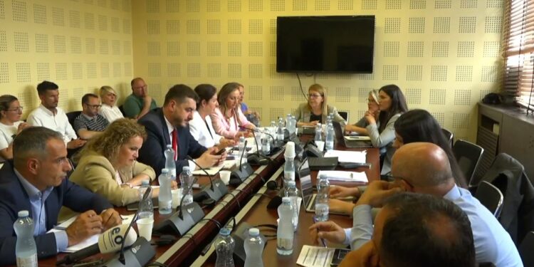 Pozitë e opozitë me kritika për dështimin e projektit prej 5.6 milionë eurosh për arsimin