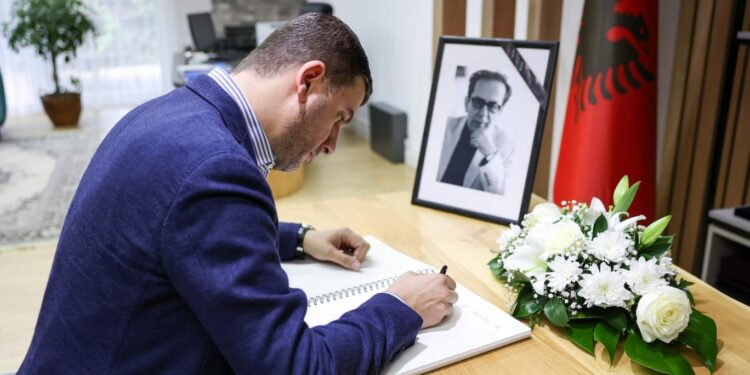 Krasniqi në ambasadën e Shqipërisë në Kosovë, shpreh ngushëllime për vdekjen e Kadaresë