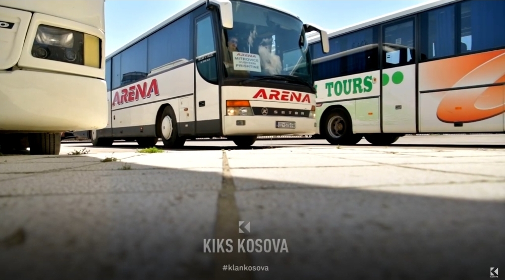 Rrezik për eskalim në Mitrovicë: Autobusët legalë, në hall me minibusët ilegalë (VIDEO)
