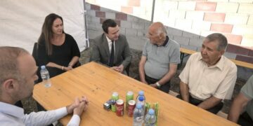 Kryeministri Kurti vizitoi për ngushëllime familjen Dehari