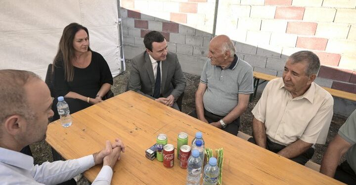 Kryeministri Kurti vizitoi për ngushëllime familjen Dehari