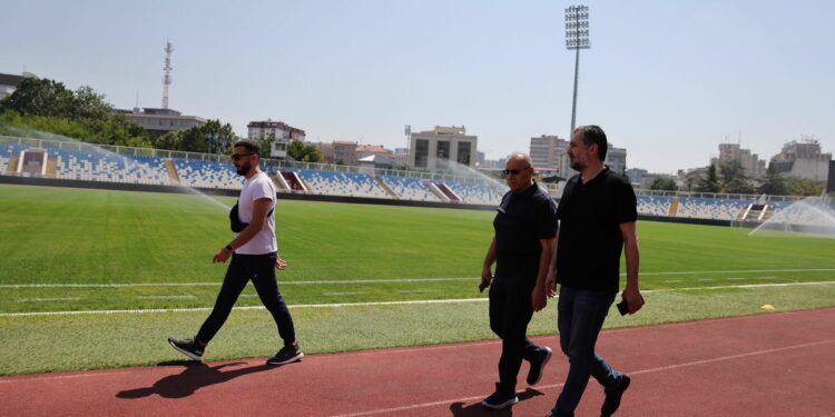 Presidenti Ademi dhe ministri Çeku inspektuan stadiumin “Fadil Vokrri” pas rinovimit të fushës