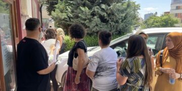 Regjistruesit protestojnë para ASK-së, ankohen se nuk u respektua kontrata