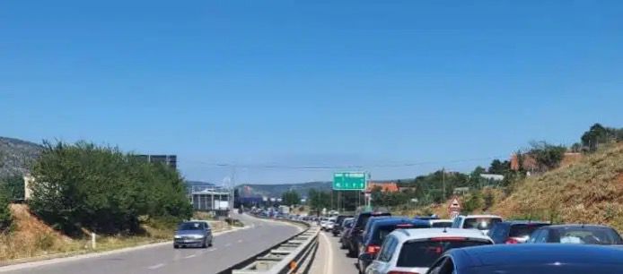 Kolona rreth pesë kilometra e gjatë nga Shqipëria për të hyrë në Kosovë