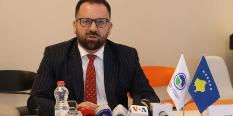 Rukiqi: Mbi 170 persona në ditë e lëshojnë Kosovën, Qeveria banalizon me këtë problem