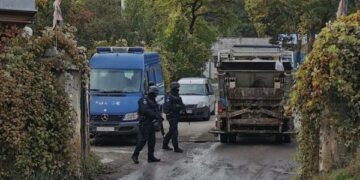 Policia gjen armatim në Zveçan gjatë bastisjes në një shtëpi