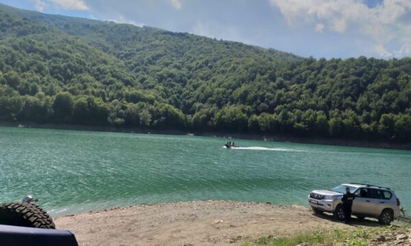 Eksplozivi afër Ujmanit, personi i identifikuar s’u gjet, policia ia bastisi shtëpinë, konfiskoi një veturë dhe 3 radiolidhje