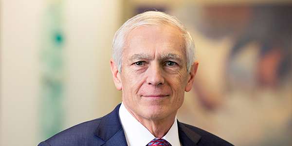 Wesley Clark emërohet anëtar nderi i Odës Ekonomike Amerikane të Kosovës dhe i Bordit të Guvernatorëve të saj