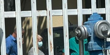 Nëna e Faton Hajrizit futet brenda objektit të IML për të parë nga afër trupin e pajetë të djalit