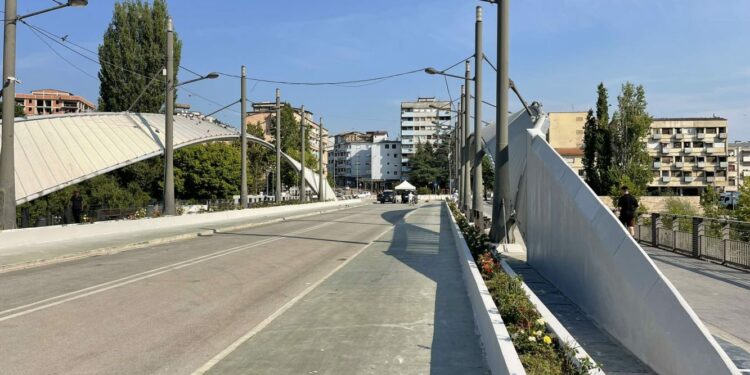 Po vazhdojnë punimet te Ura e Ibrit në Mitrovicë, të pranishëm KFOR-i e Policia e Kosovës
