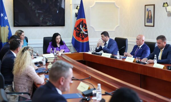 Presidentja afër shpalljes së datës së zgjedhjeve – krerët e partive mund ta takojnë ose t’i çojnë komente deri nesër